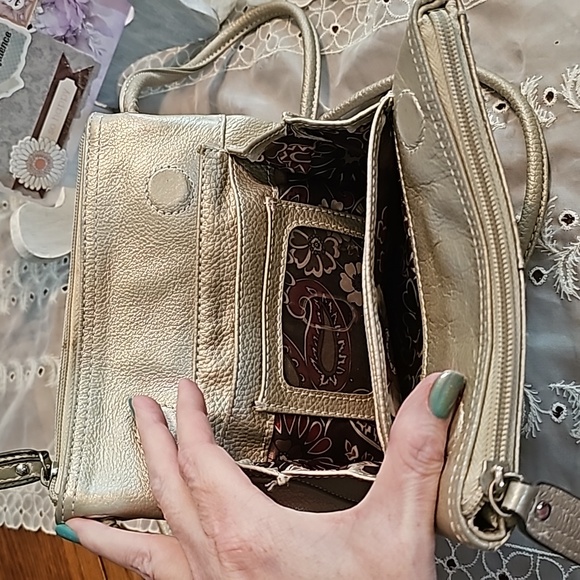 EUC CLARKS MULTI COMPARTMENT GOLD CROSSBODY PURSE BAG MAGNETIC CLOSURE - Picture 4 of 10